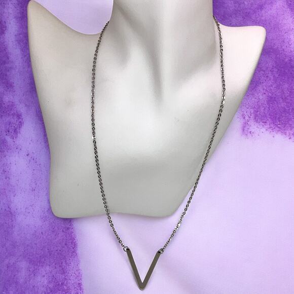 Stainless Steel Letter "V" Pendant 19 5/8" Chain Necklace! - Picture 1 of 12